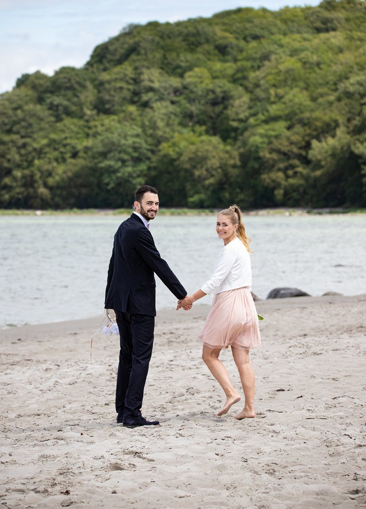Brautpaar mit Gästen am Strand Binz – Gruppenfotos Hochzeit Rügen Ostsee