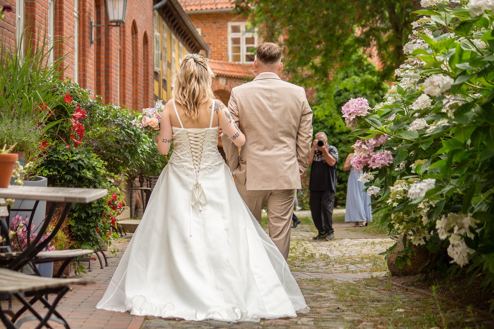 Hochzeitsfotograf Stralsund – Brautpaar im Hof des Johannesklosters mit Backstein-Architektur