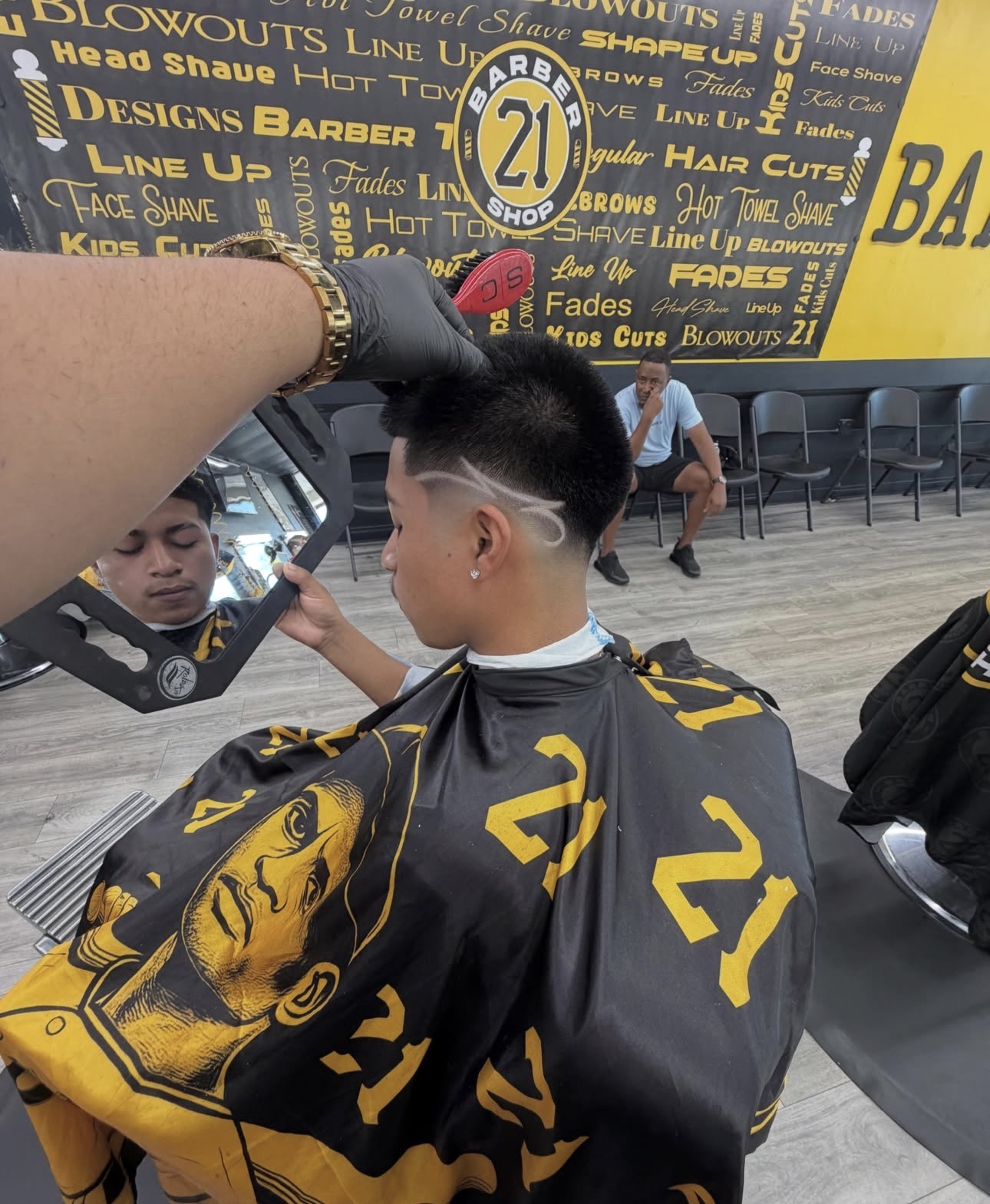 Haircut design with mirror reveal
