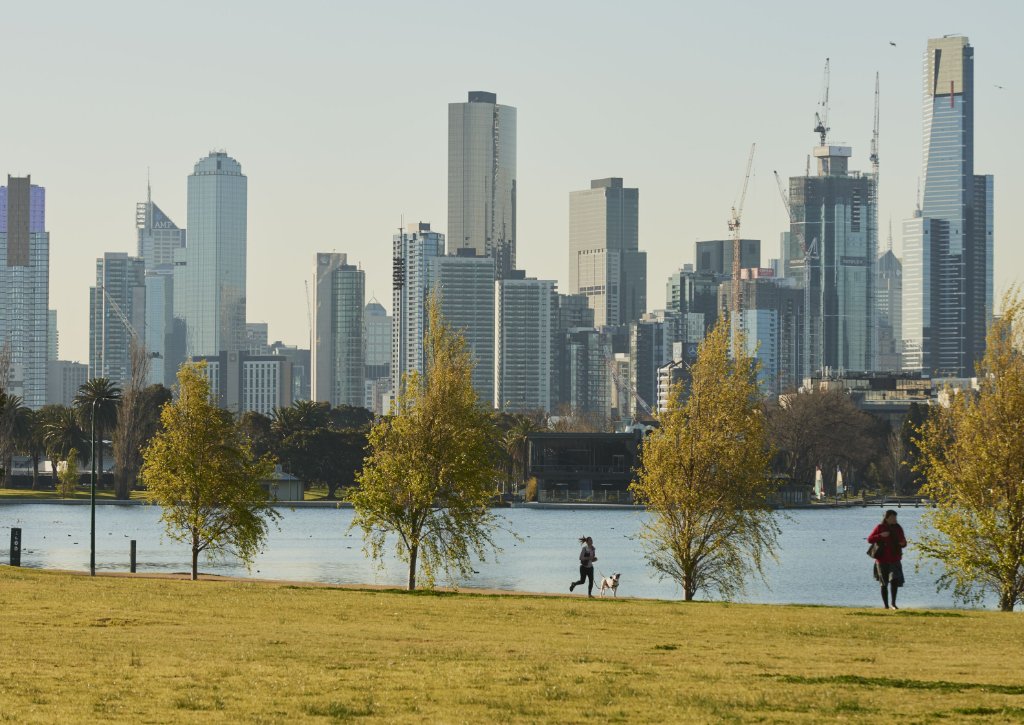 Albert Park Lake, moments away