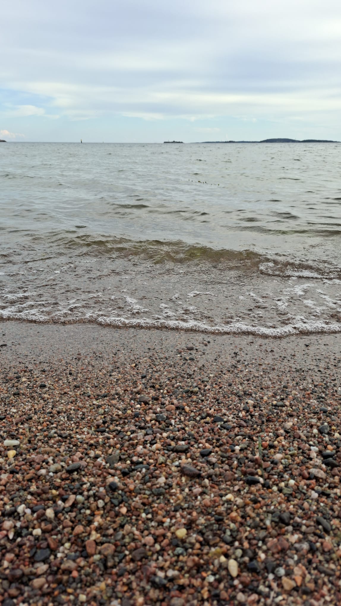 Kivikkoinen merenranta ja aallot