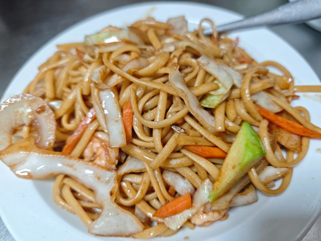 Tallarines fritos con gambas