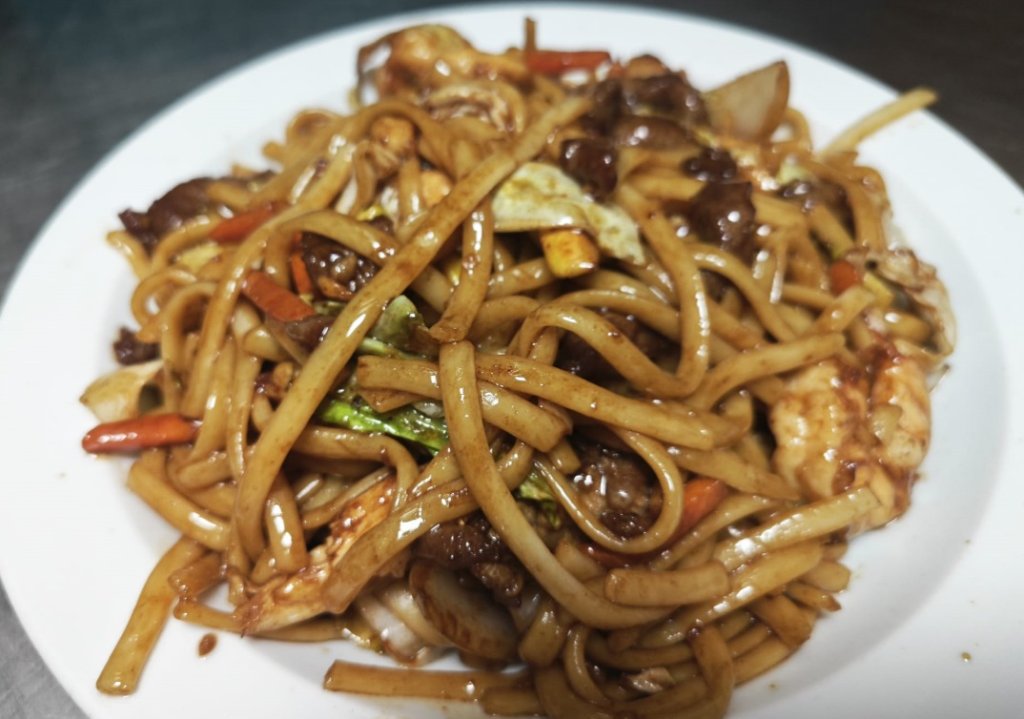 Tallarines fritos con ternera