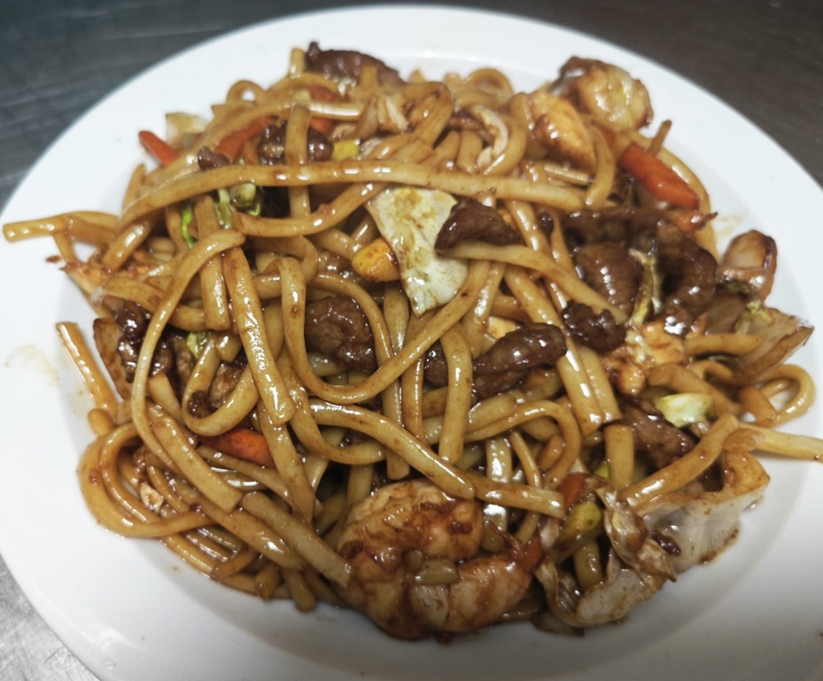 Tallarines fritos con tres delicias
