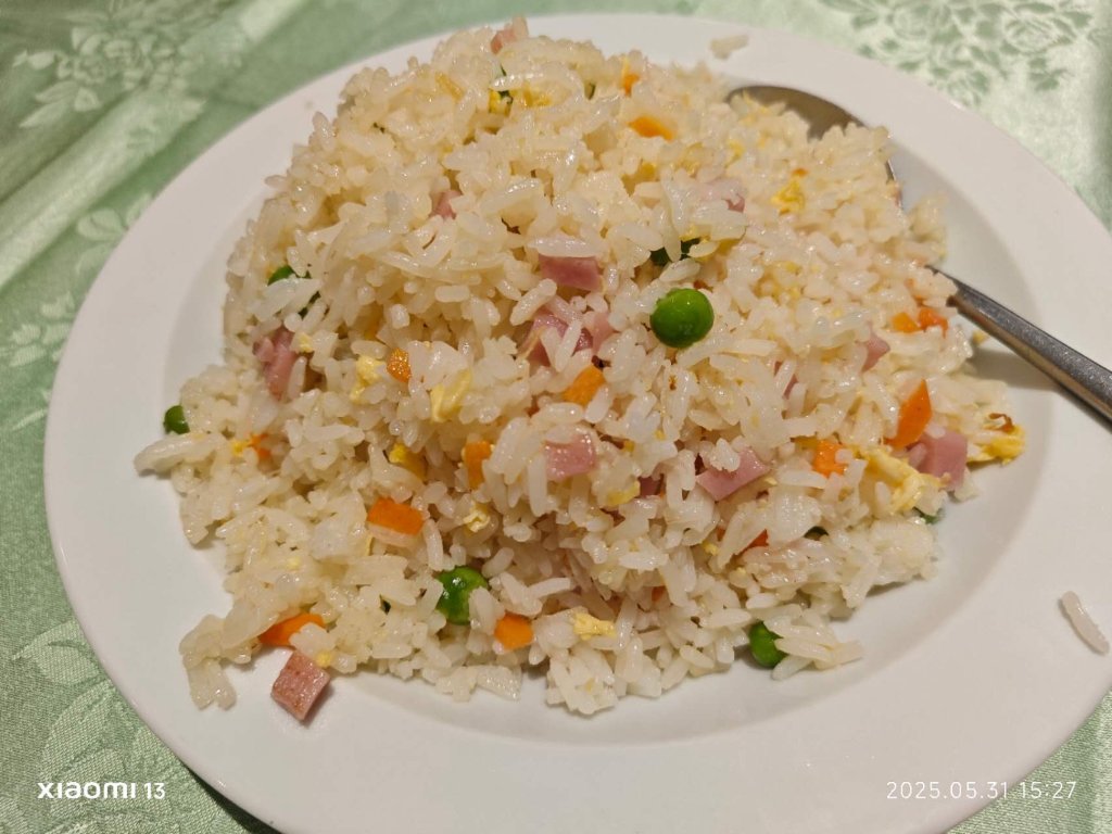 Arroz frito con tres delicias