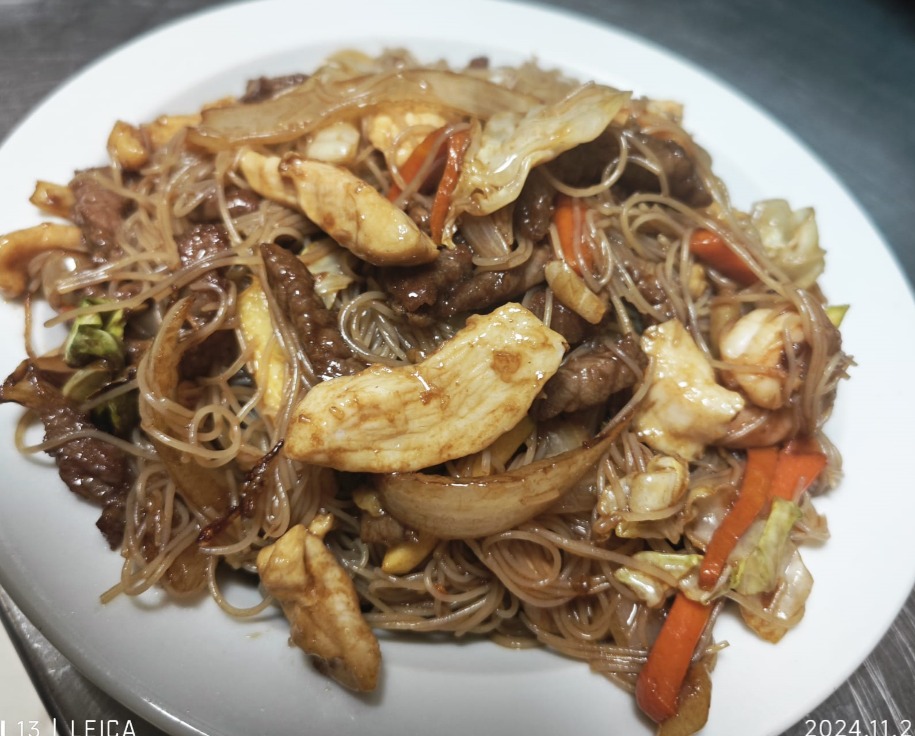 Fideos de arroz fritos con tres delicias