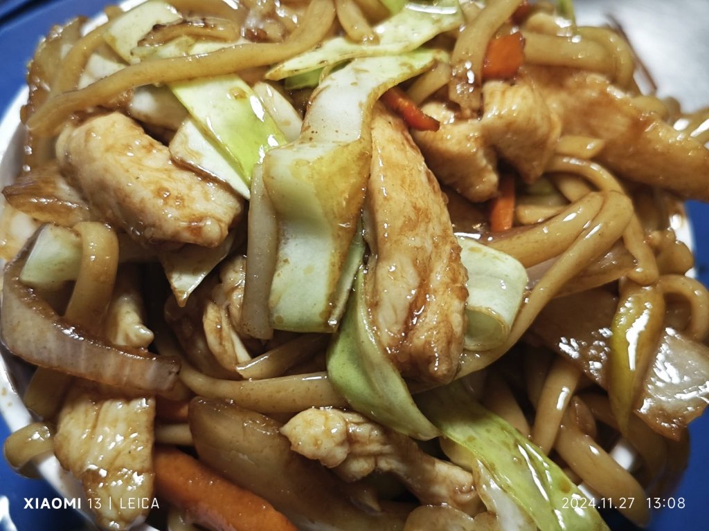 Tallarines fritos con pollo