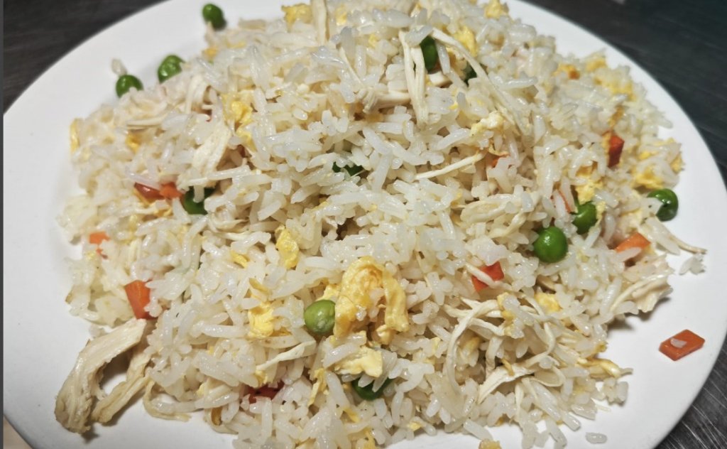 Arroz frito con pollo