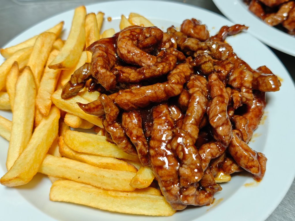 Ternera con patatas fritas