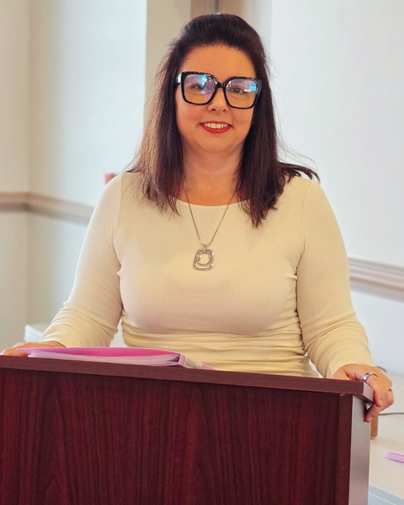 Felicia Bowling, founder of 36 Virtual, teaching at a workshop