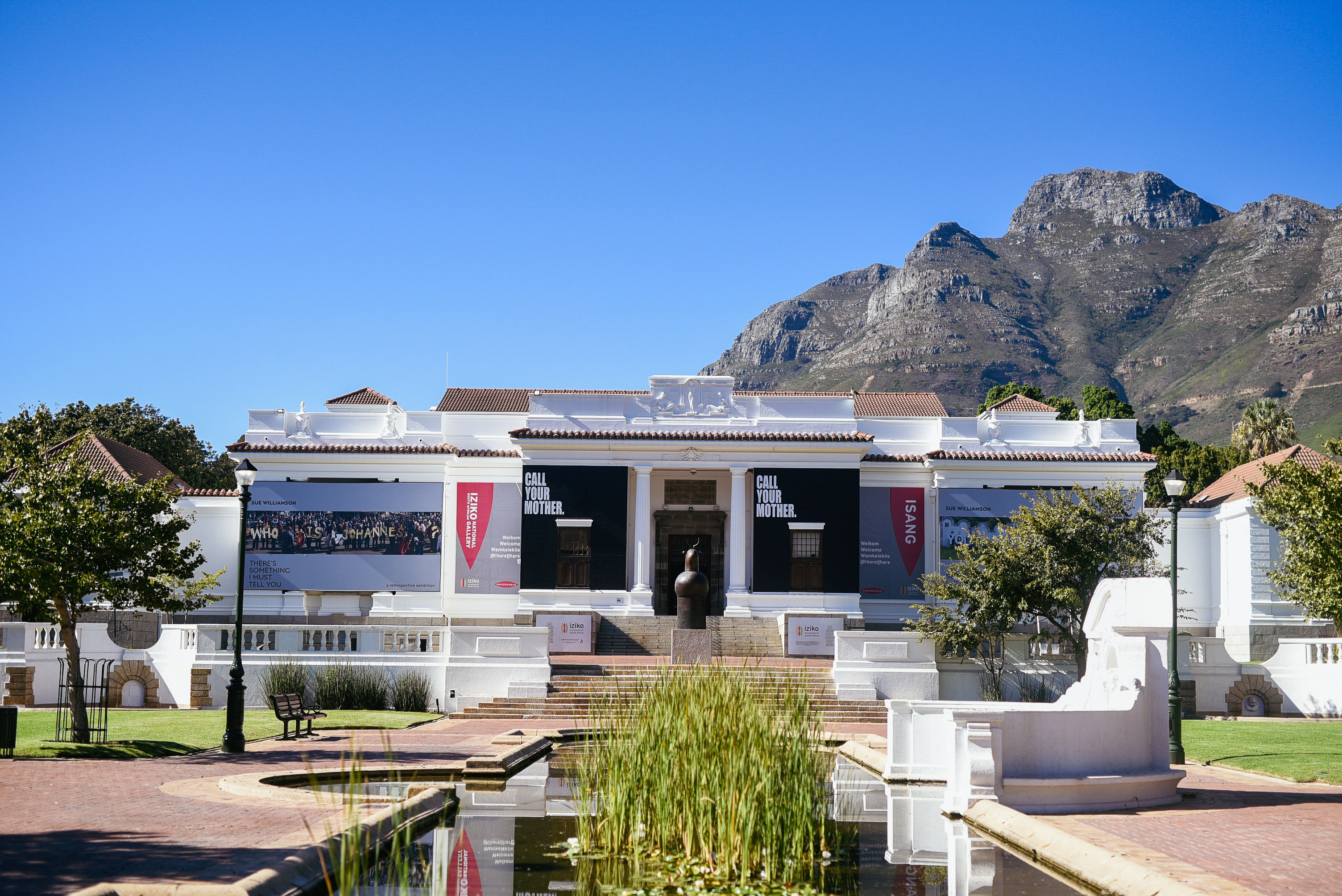 The Iziko South African National Gallery with Table Mountain behind it