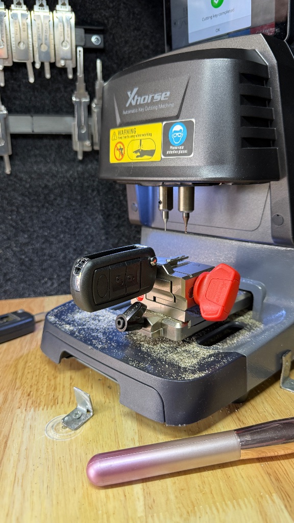 Xhorse key cutting machine display showing cutting completed for Land Rover Discovery 3 key in Henley-on-Thames