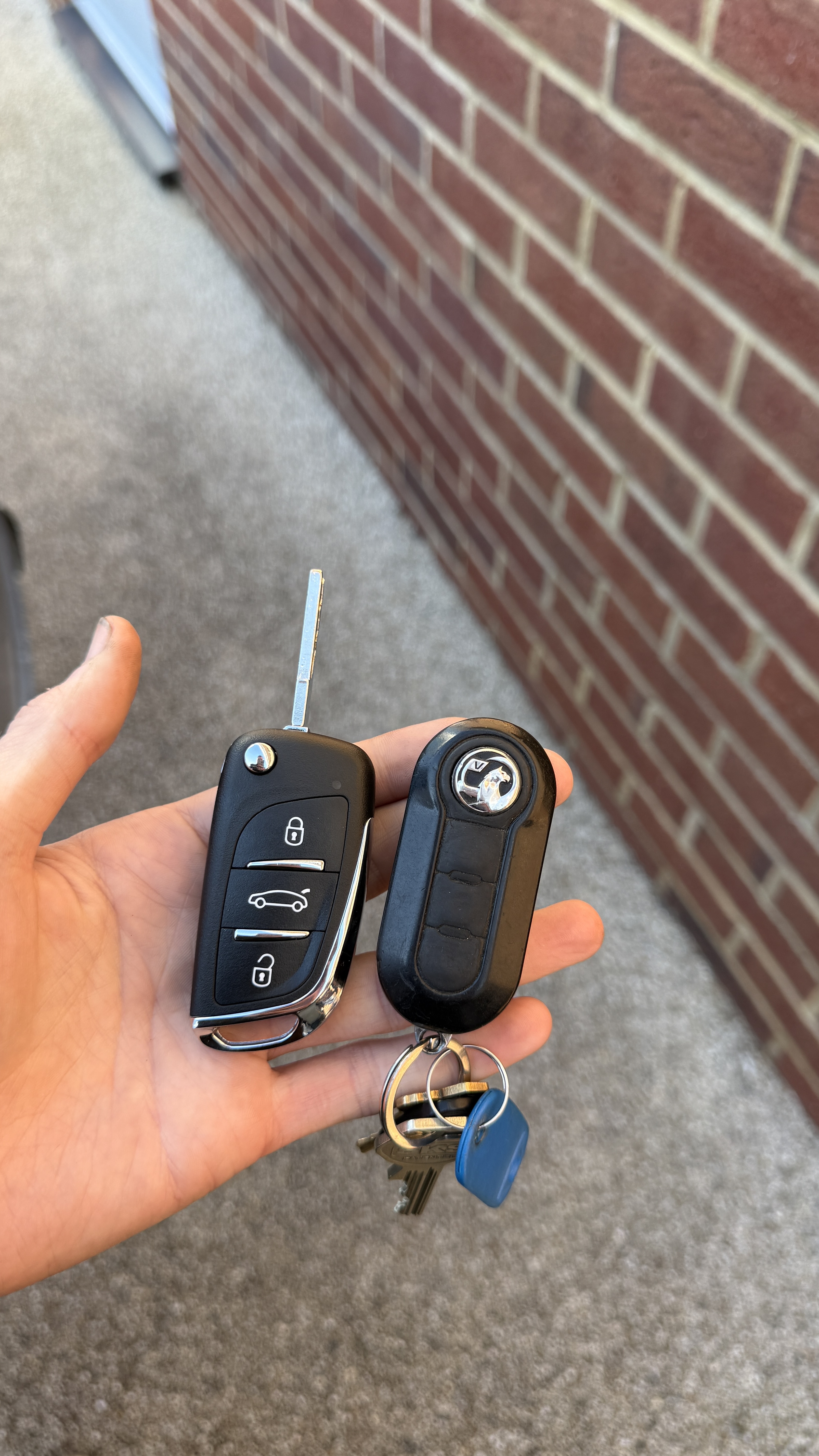 Vauxhall Combo replacement car key supplied cut and programmed in Woodcote by KeyLogik
