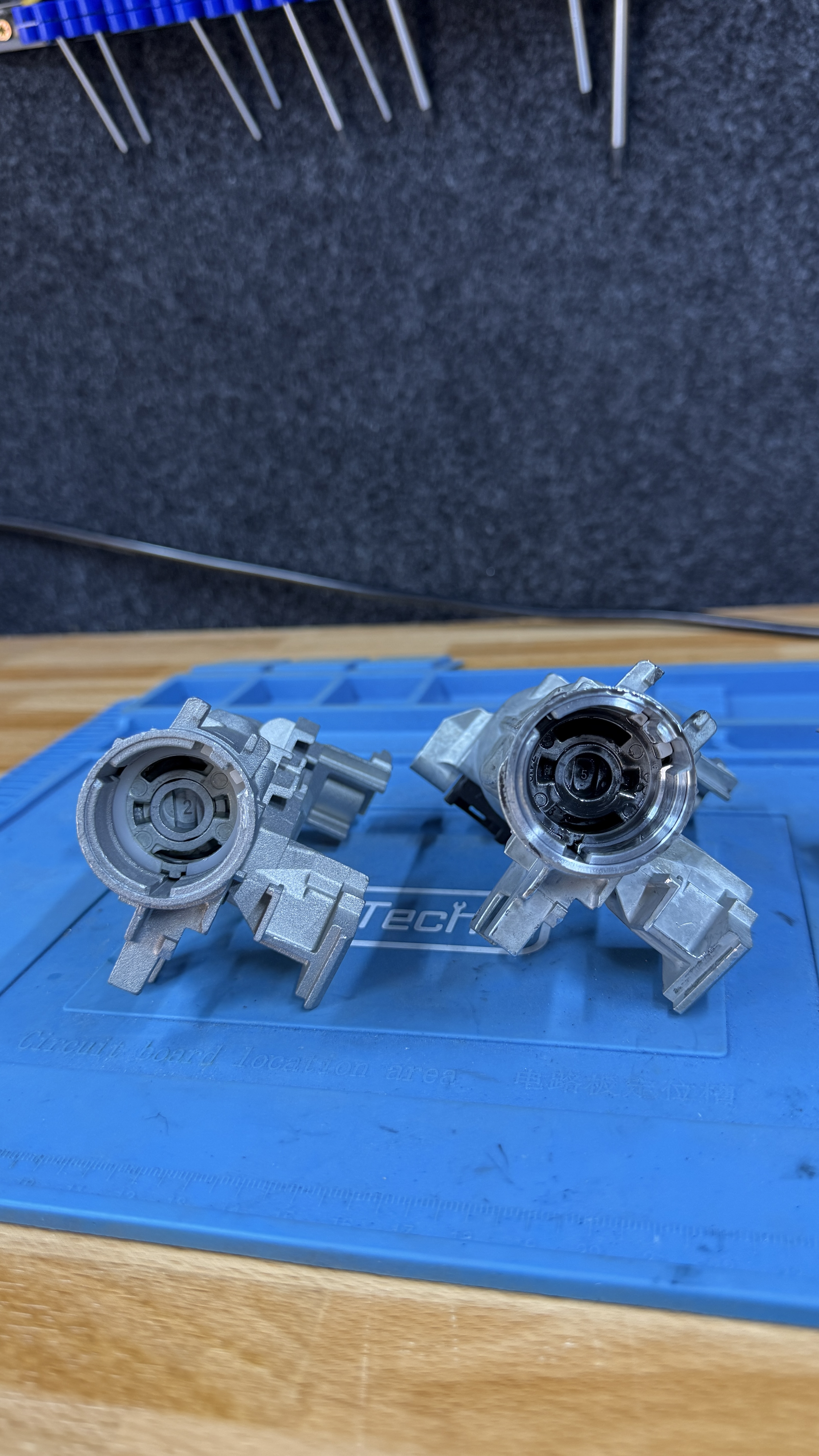 Volkswagen mechanical ignition and steering lock mechanism