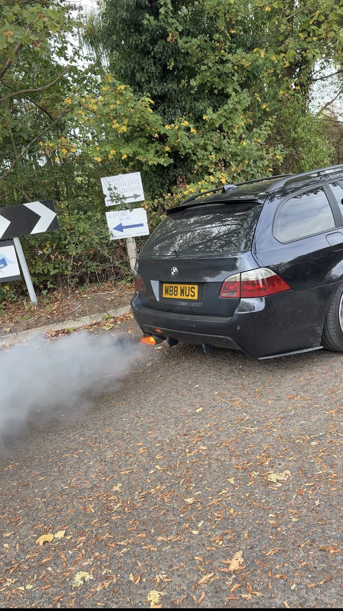 Black BMW 535d touring with exhaust flames after a hardcut limiter, DPF/EGR/swirl flap delete and deep idle remap by KeyLogik