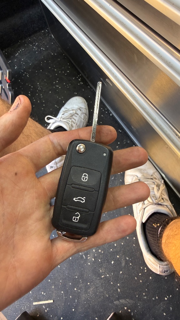 Completed OEM-style VW Transporter spare key supplied by KeyLogik in Didcot