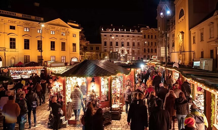Vienna Christmas Market at Rathausplatz 10