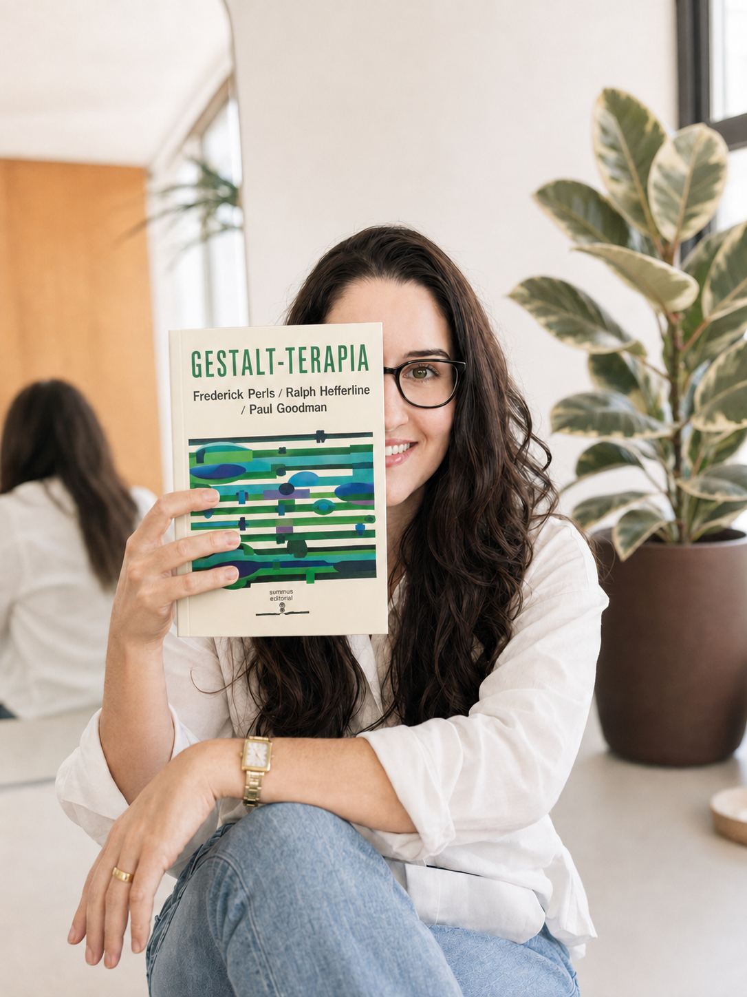 Gabriela Villela em seu espaço de trabalho, ambiente acolhedor com luz natural