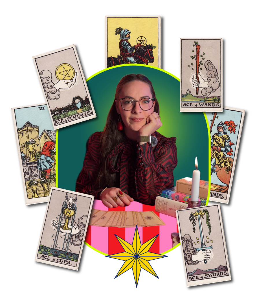 Carta de tarot sostenida sobre fondo oscuro
