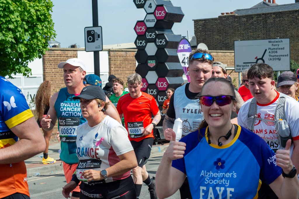 Giant crowd of runners in south London