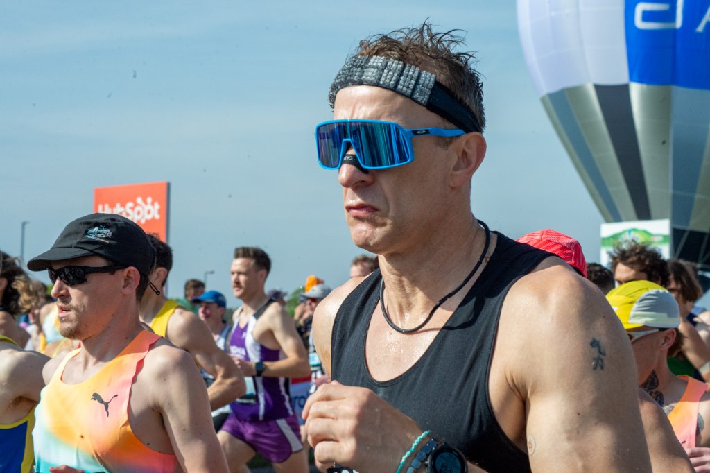 Runners near the O2 dome