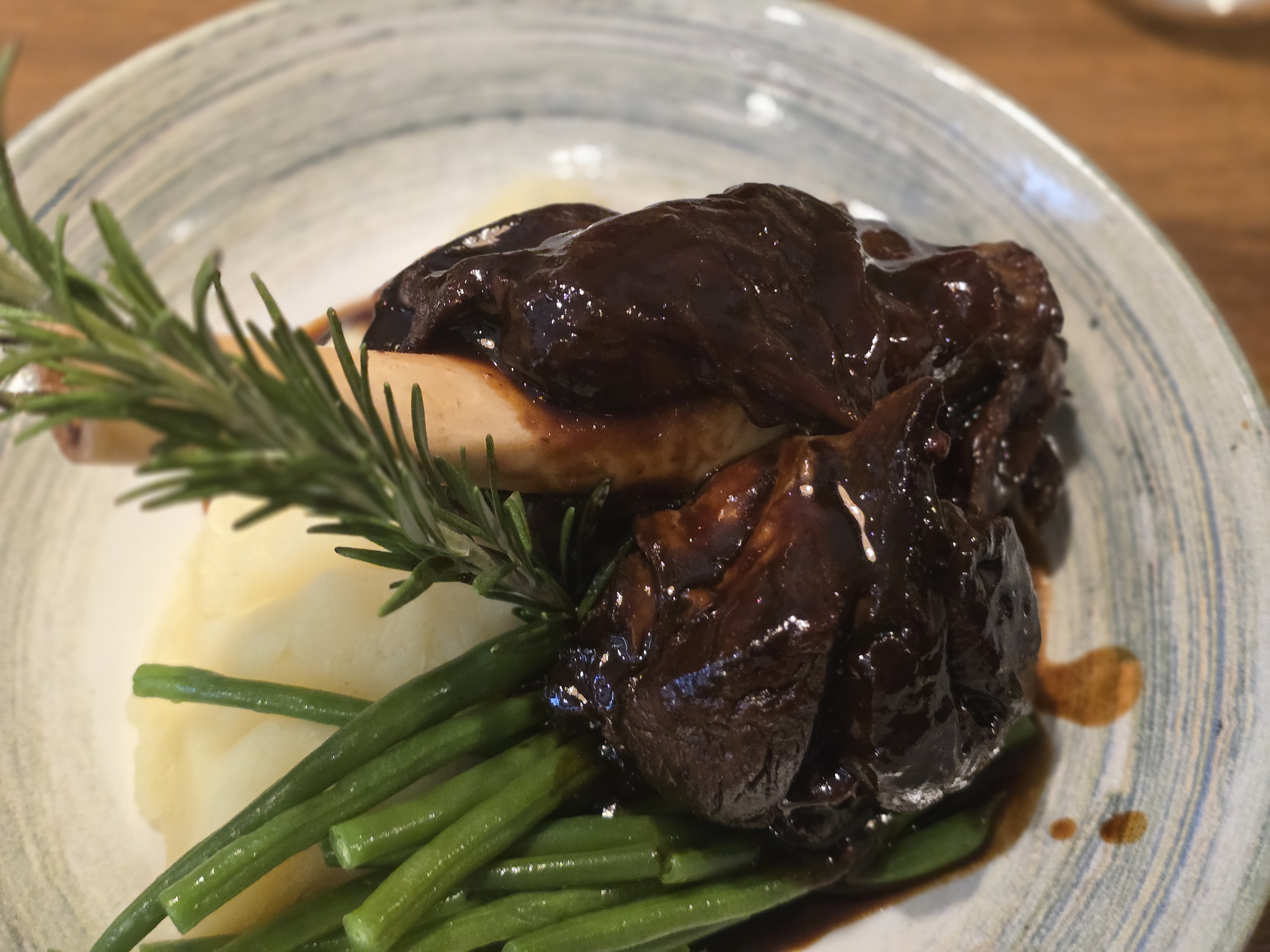 Slow-cooked lamb shank with mash and green beans