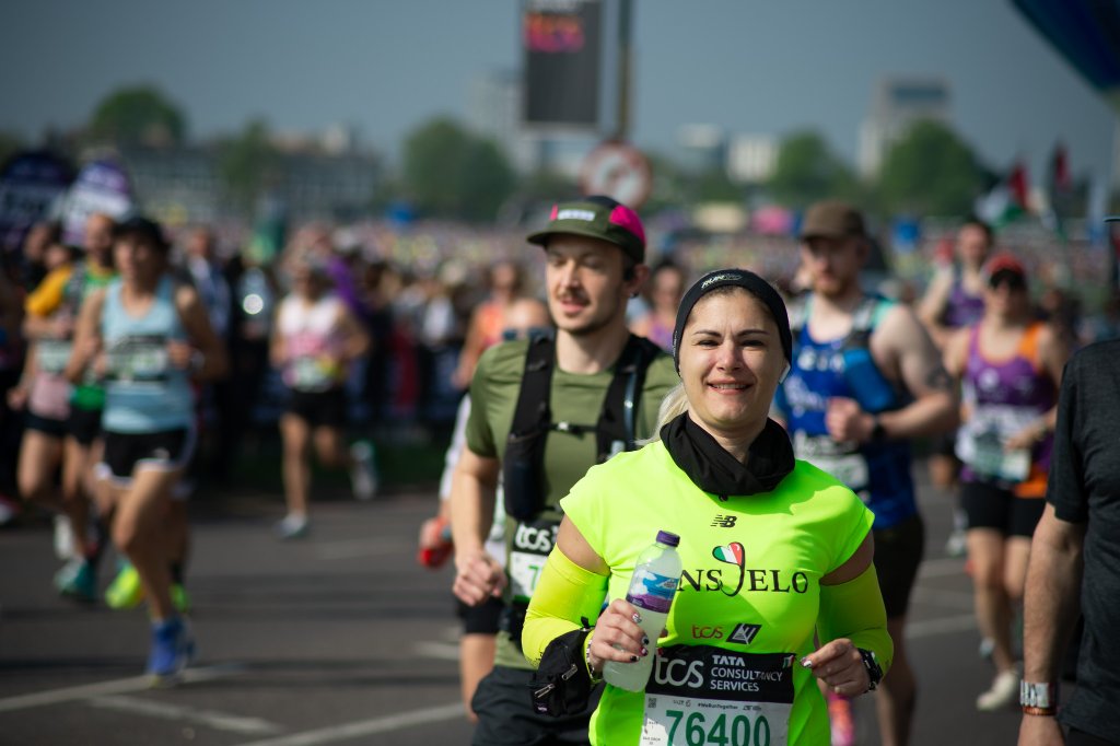 Runner in green camouflage with bib 15025