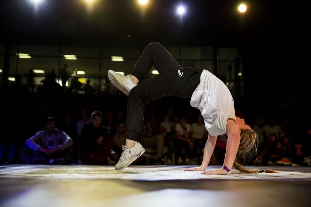 B-girl breaking