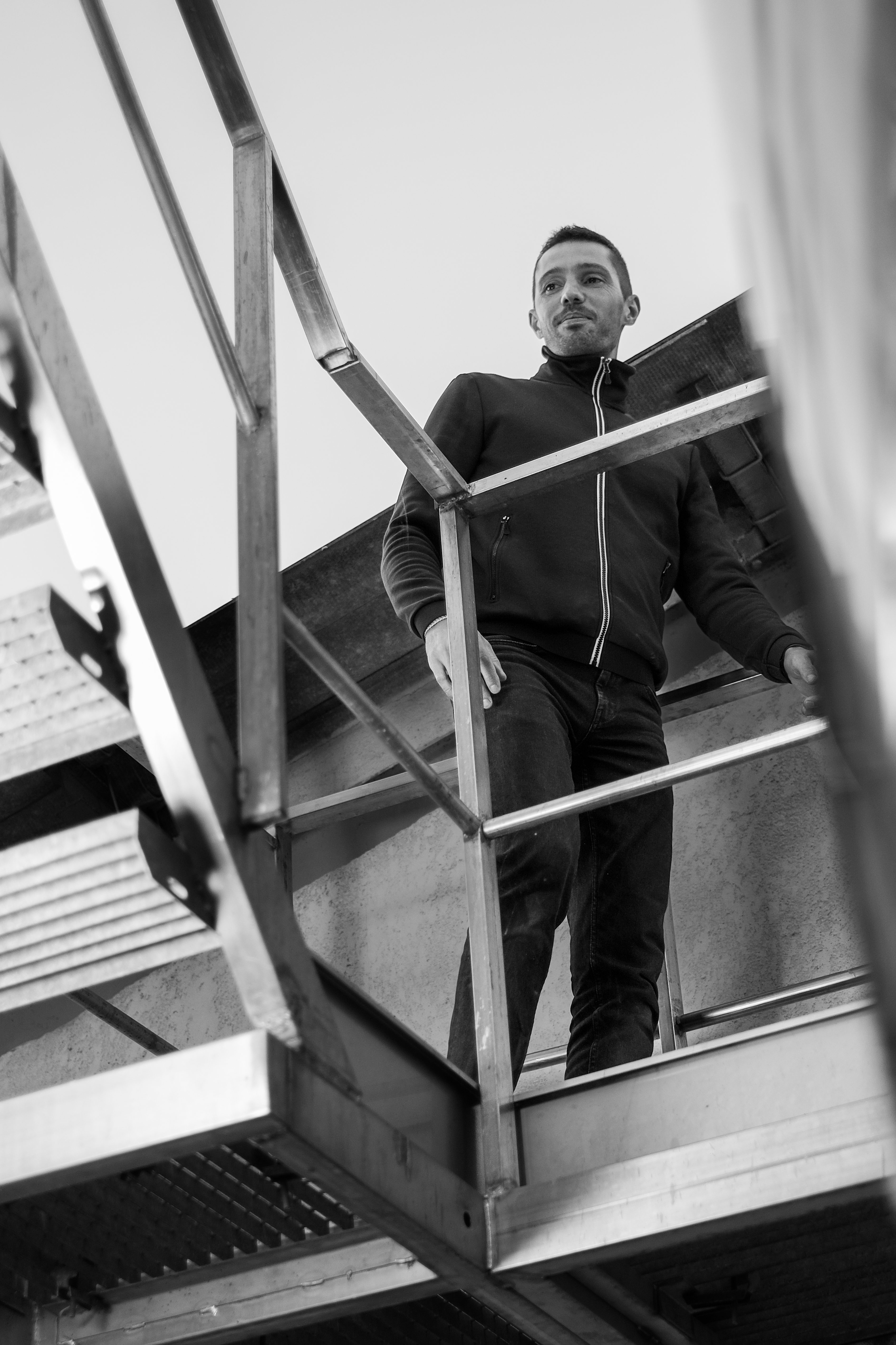 Portrait en noir et blanc de Camille sur la passerelle du chai