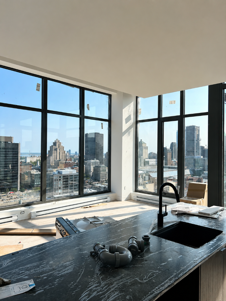 Intérieur d'appartement avec vue sur la ville