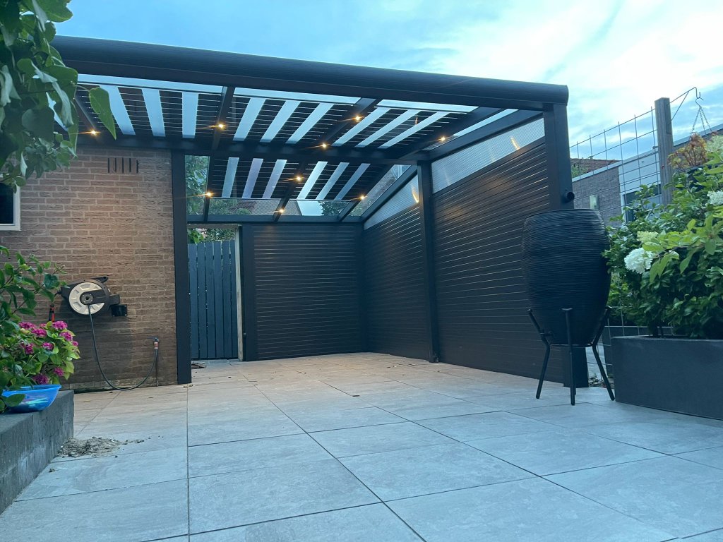 Veranda met zonnepanelen sfeerverlichting