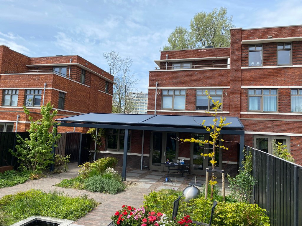Terrasoverkapping met zonnepanelen aangebouwd aan woning