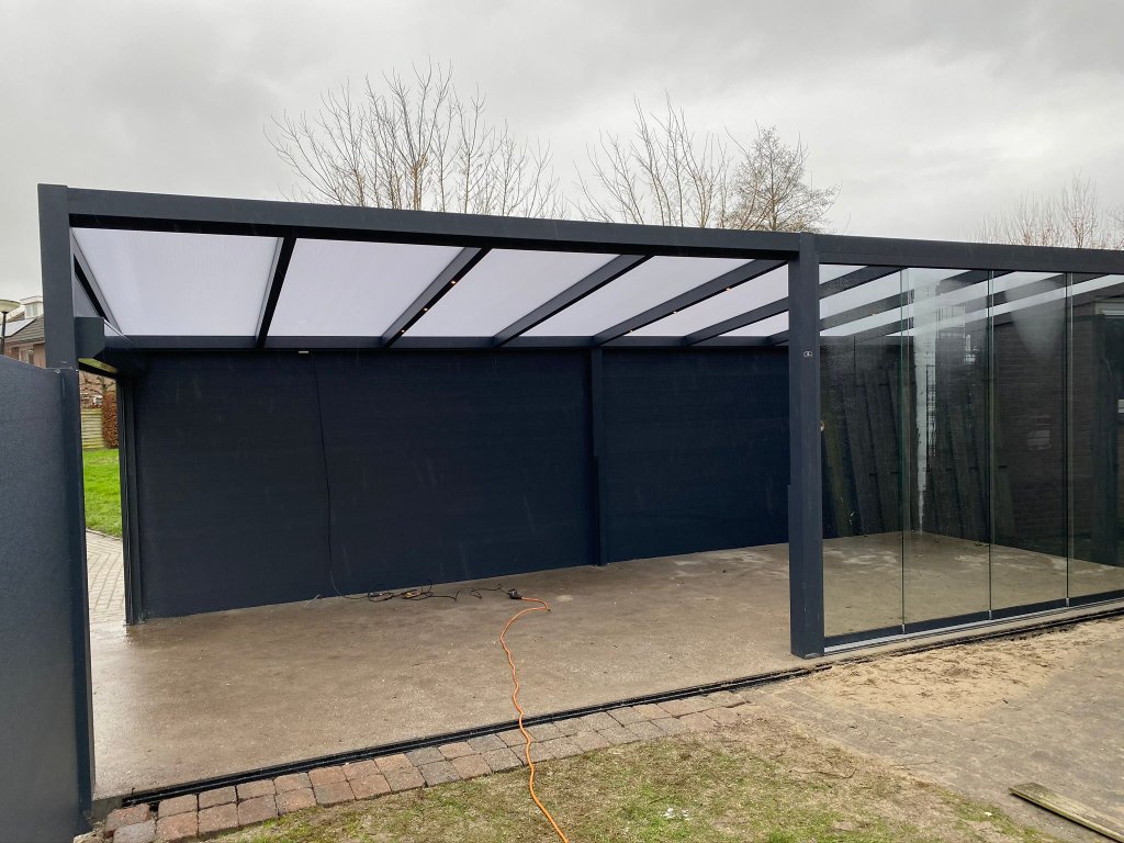Veranda met glazen schuifwand