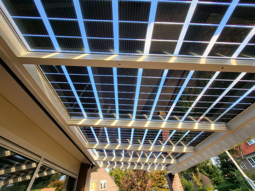 Detail semi-transparante zonnepanelen van binnenuit