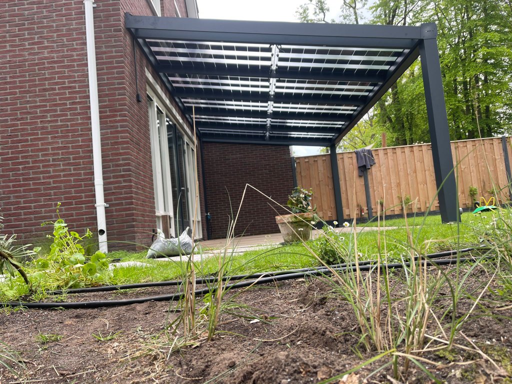 Overkapping met zonnepanelen tuin realisatie