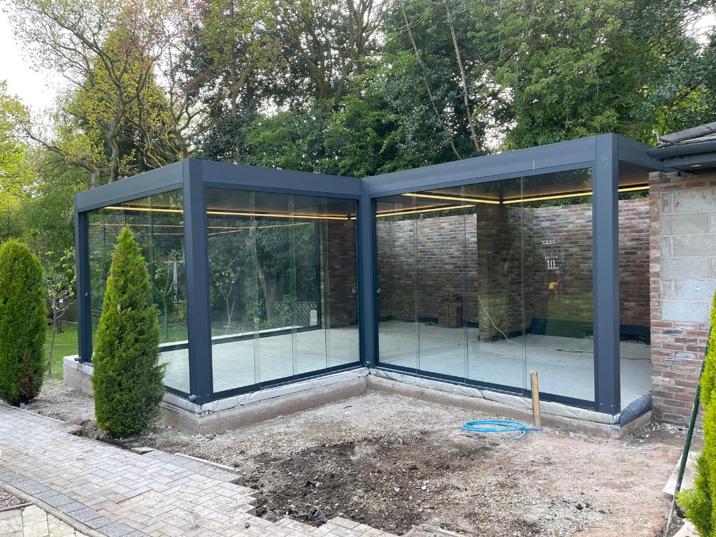 Tuinkamer met glazen wanden en LED verlichting