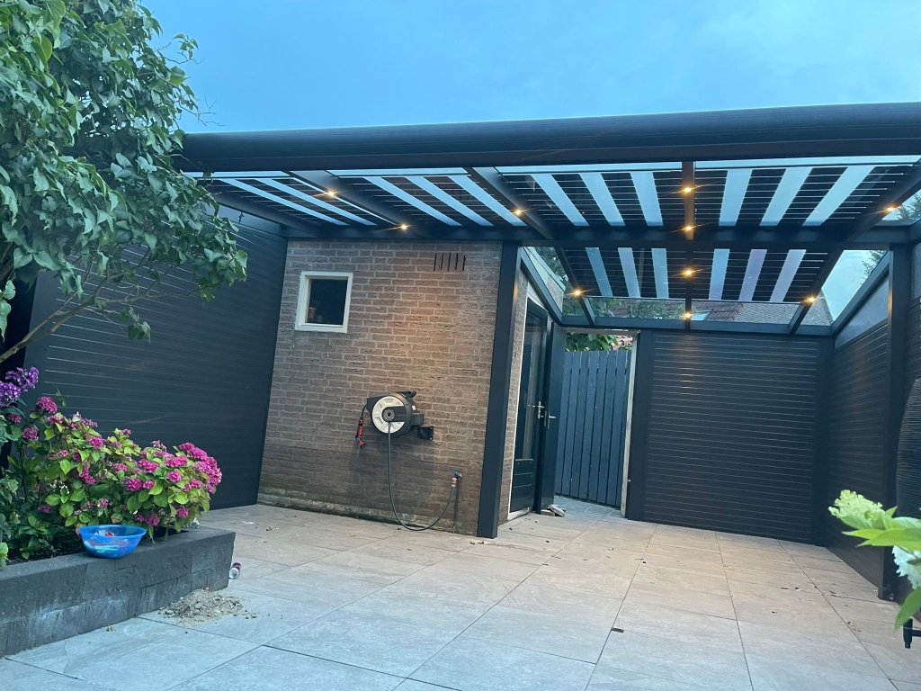 Terrasoverkapping met semi-transparante zonnepanelen