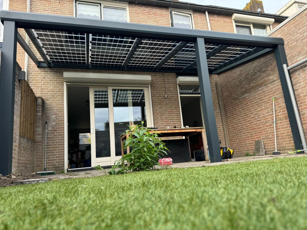Overkapping met semi-transparante zonnepanelen