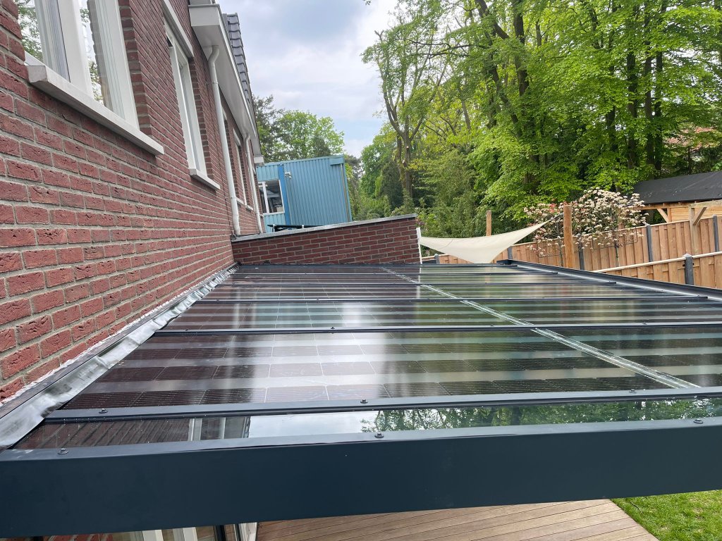 Terrasdak met zonnepanelen bovenaanzicht