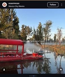Trajinera con niebla matutina en Xochimilco