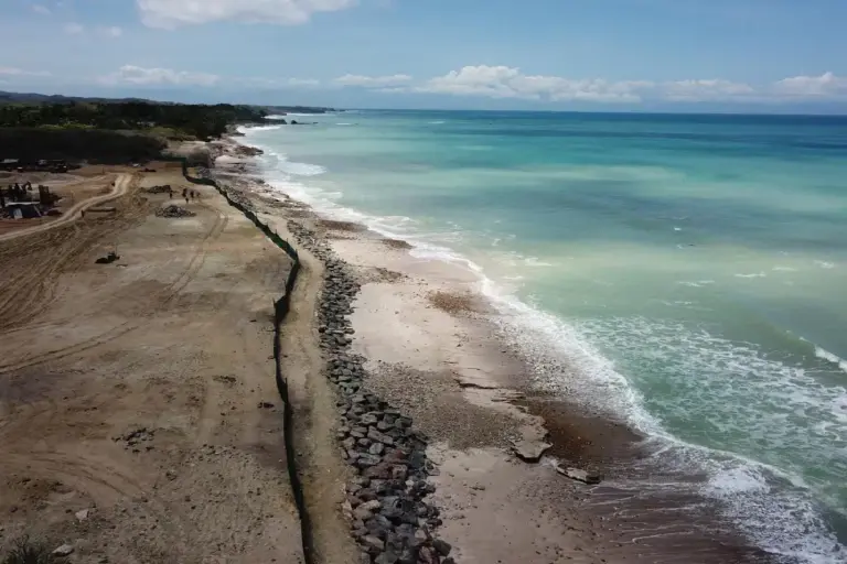 Vista aérea de Playa Las Cocinas Punta de Mita Nayarit con enrocamiento y zona de construcción