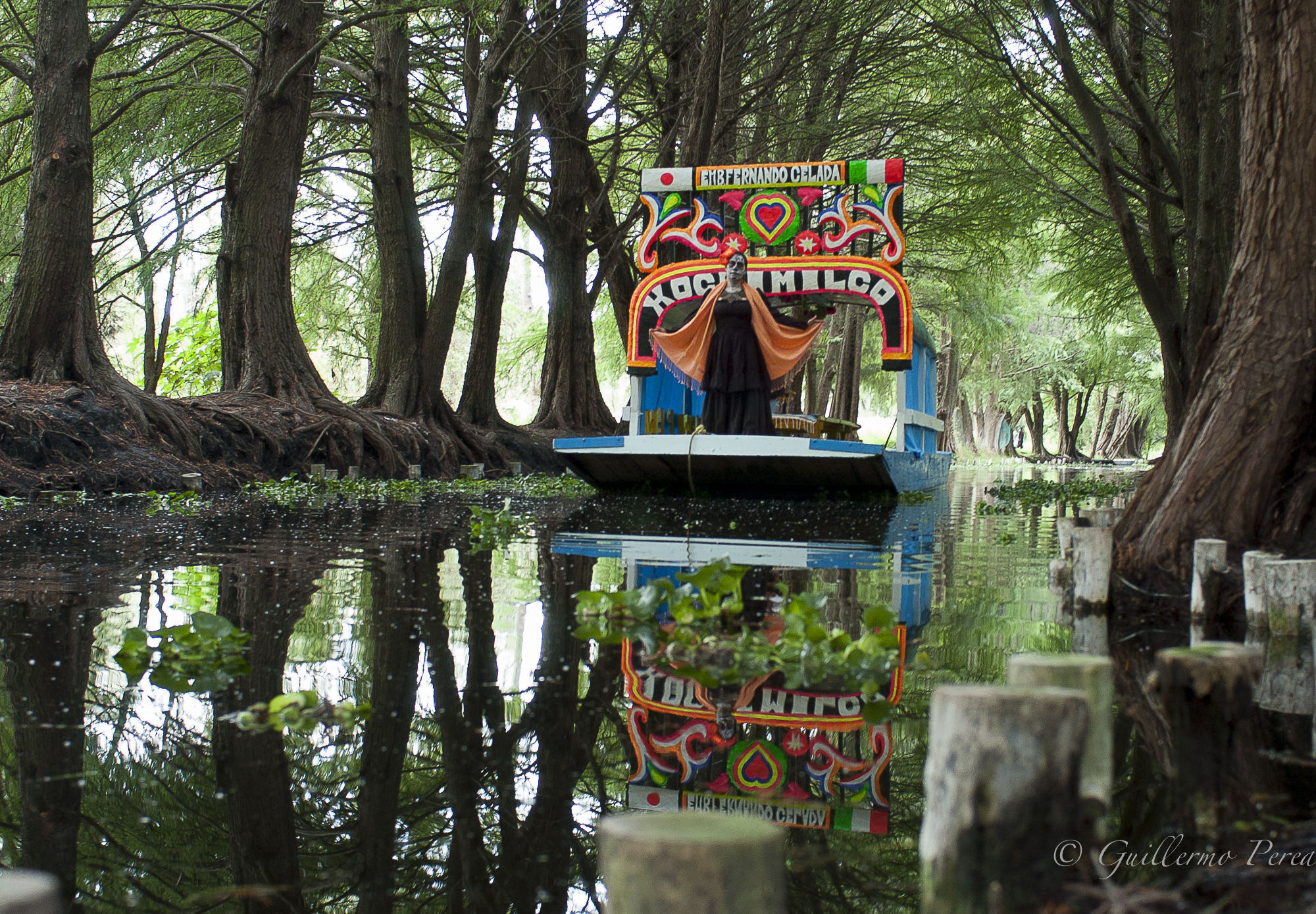 La Catrina en trajinera en los canales de Xochimilco