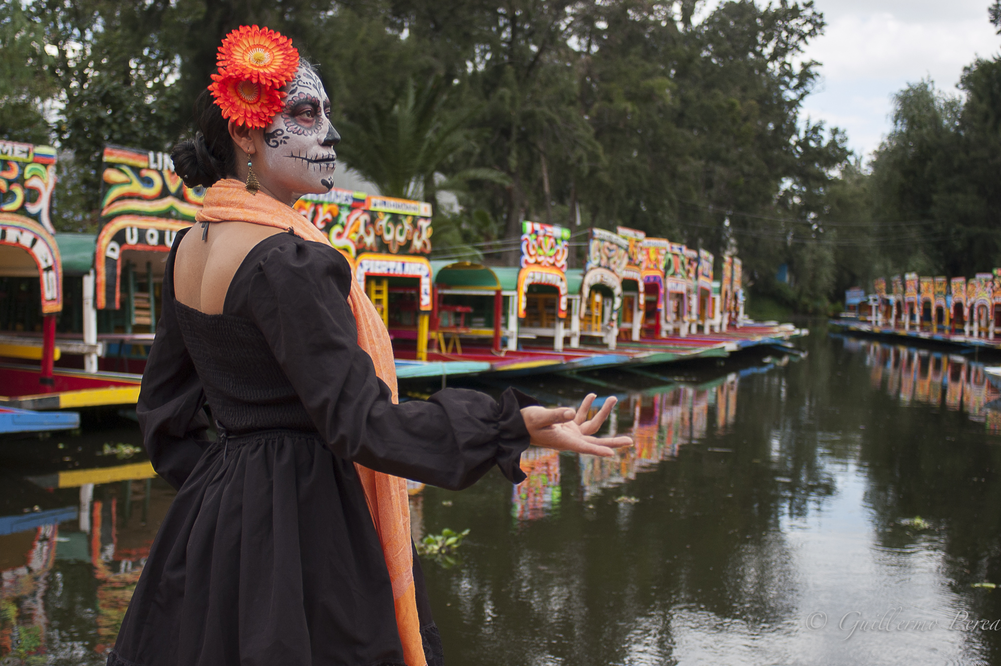 La Catrina en trajinera en Xochimilco