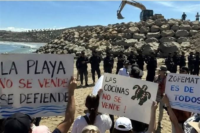 Pobladores defienden Playa Las Cocinas con cartulinas