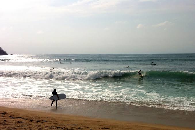 Surfistas en Playa Las Cocinas, Punta de Mita, Nayarit