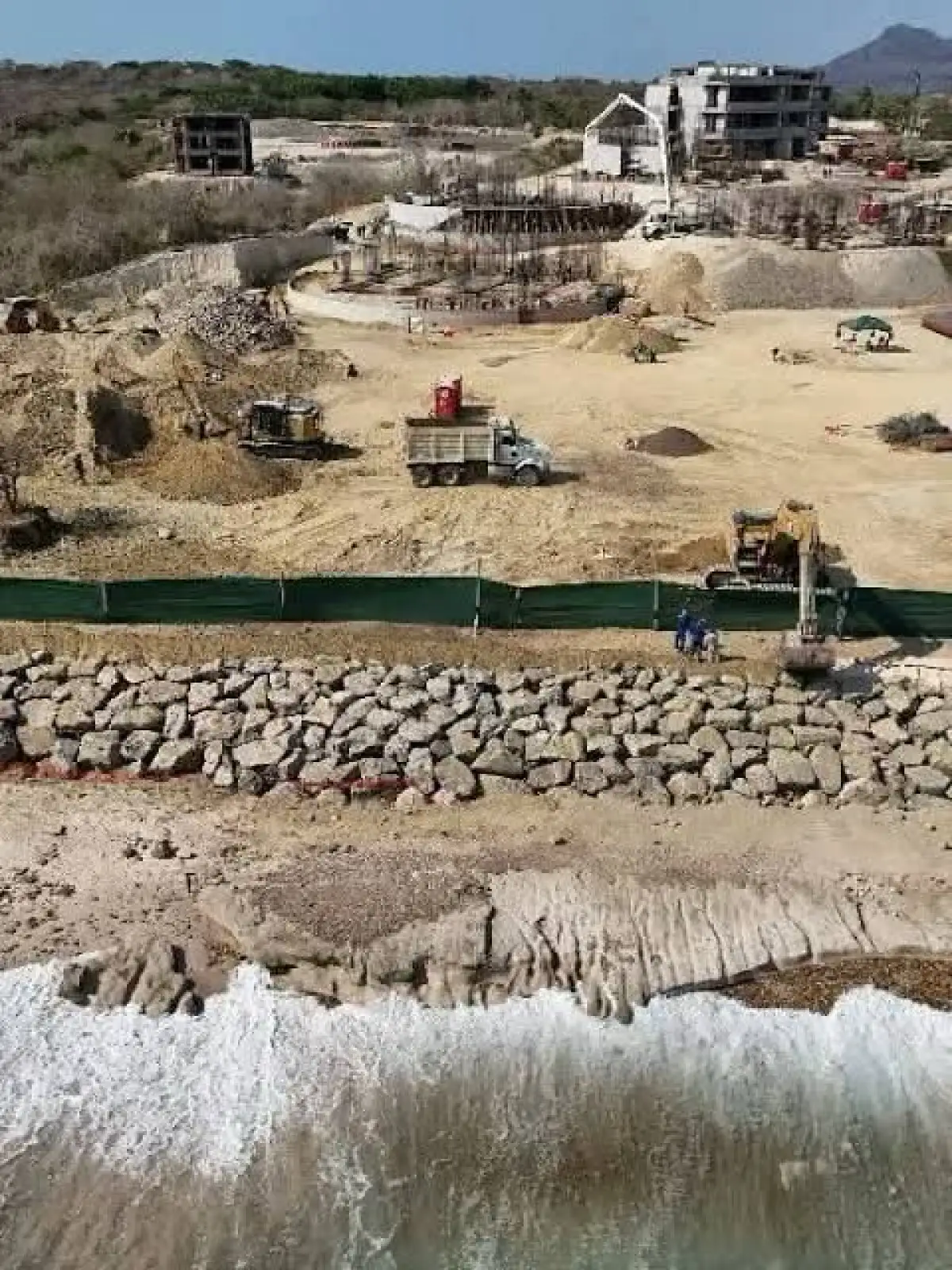 Enrocamiento y escollera en Playa Las Cocinas, Punta de Mita, Nayarit