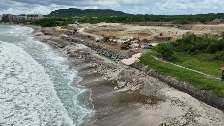 Enrocamiento y rocas en Playa Las Cocinas Punta de Mita Nayarit