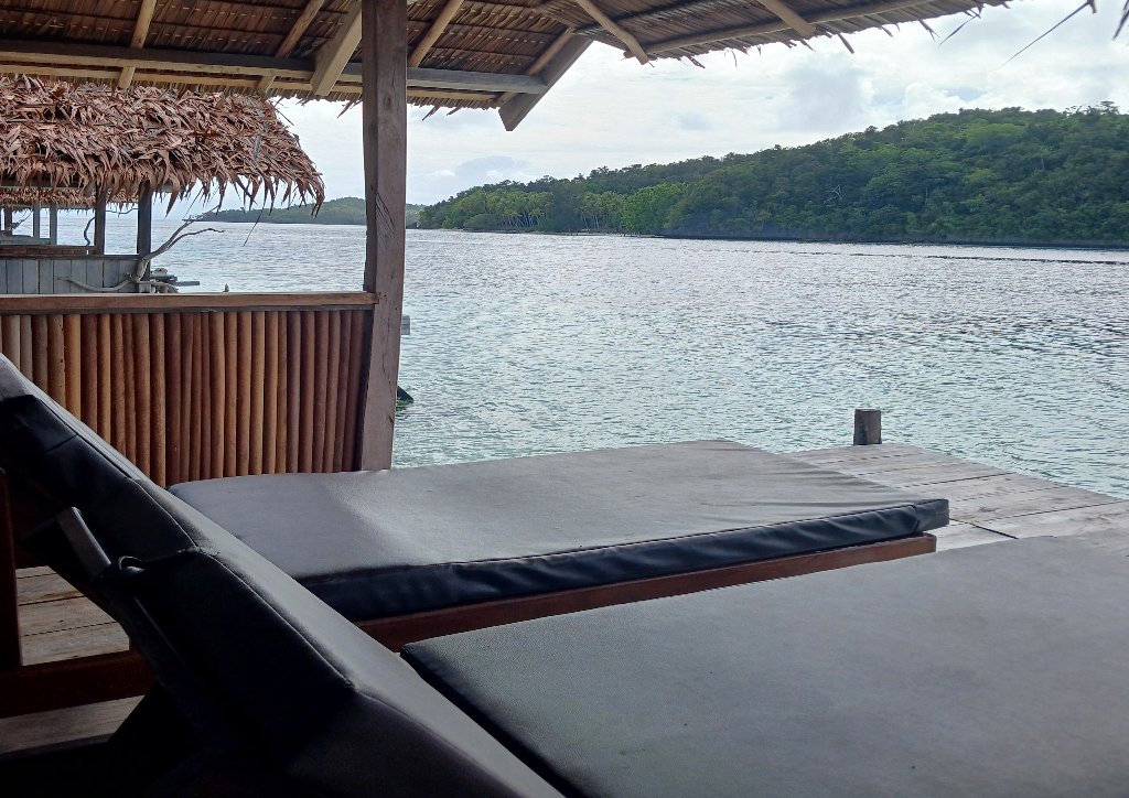 Teras bungalow dengan pemandangan laut