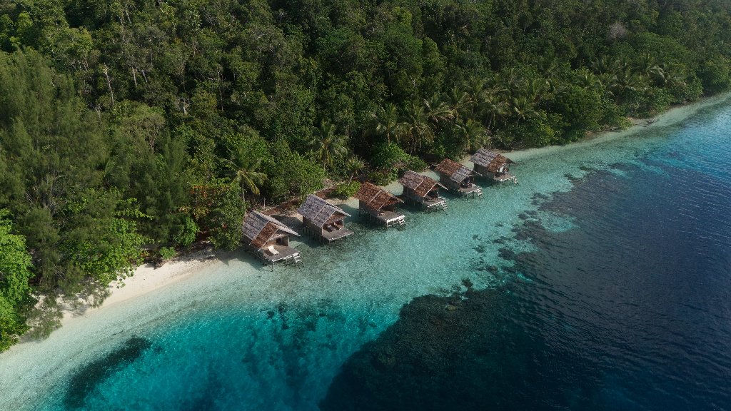 Pemandangan laut biru jernih