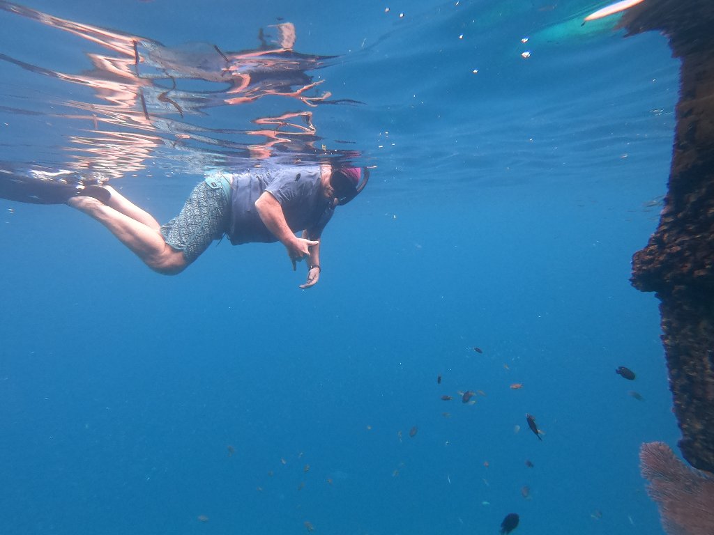 Jetty Fam dengan pemandangan laut biru